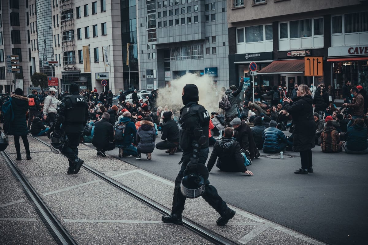 Belfast nel caos: la strategia della tensione tra odio sociale e shadow war