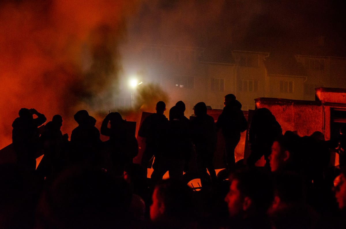 Belfast in fiamme: l'ombra dell'estremismo anti-immigrazione che scuote l'Europa