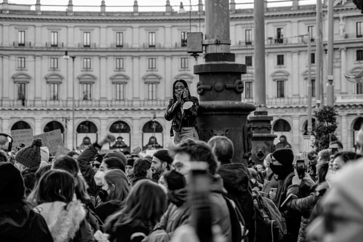Roma, lo spettro della piazza: tra remigrazione e cori nostalgici