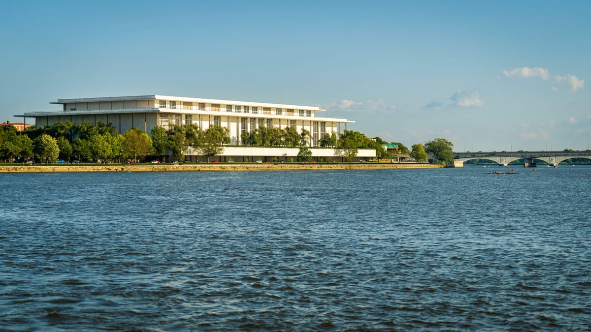 Washington, il nome di Trump sparisce dal Kennedy Center: fine di un’epoca