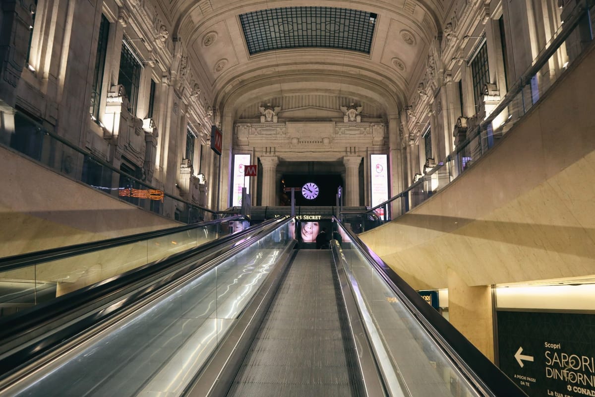 Omicidio a Milano: l'interprete dei potenti, la solitudine e le ombre della metropoli