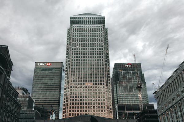 Risiko bancario: Intesa Sanpaolo e la sfida che ridisegna il credito in Italia