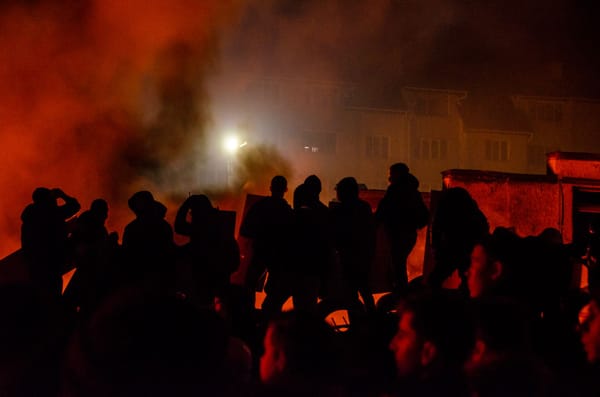 Belfast in fiamme: l'ombra dell'estremismo anti-immigrazione che scuote l'Europa