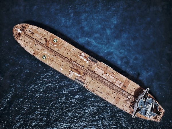 Il paradosso del petrolio: perché i prezzi restano bassi nonostante la crisi globale