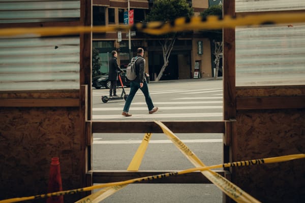 Milano, il dramma dei monopattini: quando l'innovazione urbana diventa un far west