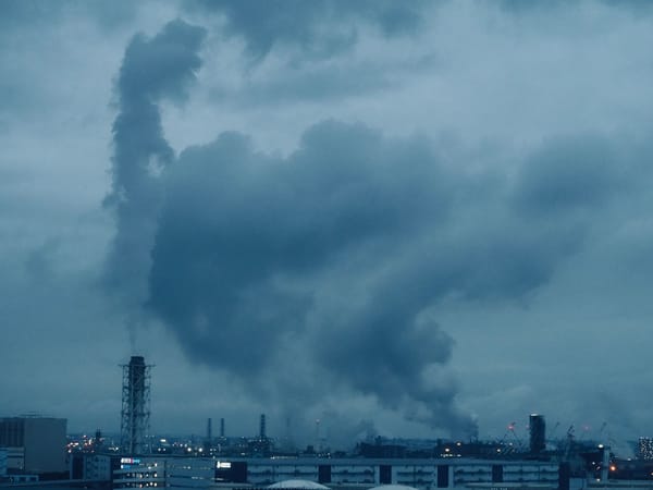 Incendio Versalis a Mantova: il rischio chimico che interroga l'industria italiana