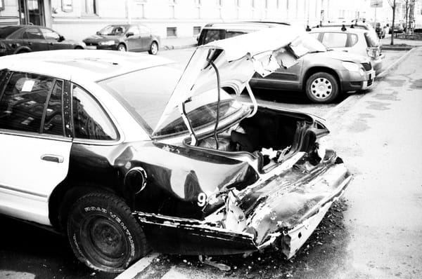Pier Silvio Berlusconi e l'incidente stradale: un segnale oltre la cronaca
