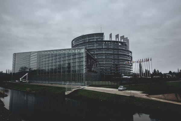 Meloni e la sfida sull'ETS: la rotta di collisione tra Roma e la tecnocrazia di Bruxelles