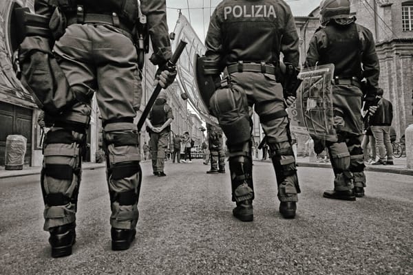Scomparsa di una quattordicenne in Calabria: l'angoscia e il silenzio di un territorio