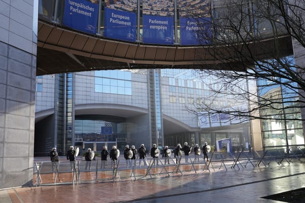 Meloni contro Bruxelles: lo scontro sulle quote ETS e il futuro dell'industria UE