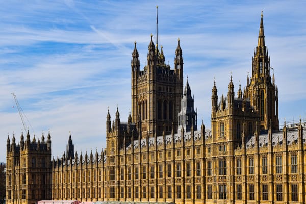 Crisi a Downing Street: le dimissioni del ministro della Difesa scuotono il Regno Unito